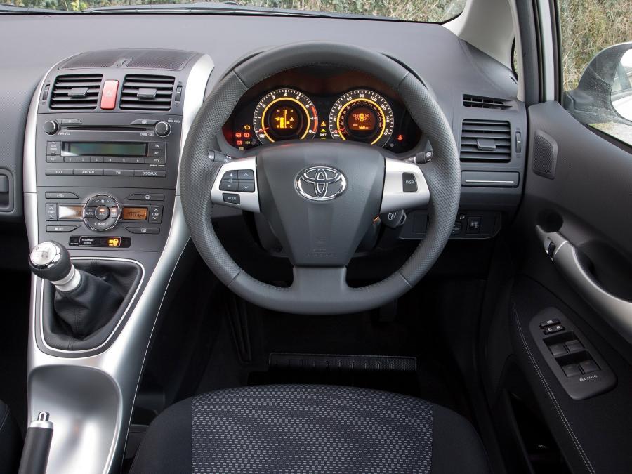  Toyota Auris 5-Door 2010 года  (UK) (фото 2 из 59)